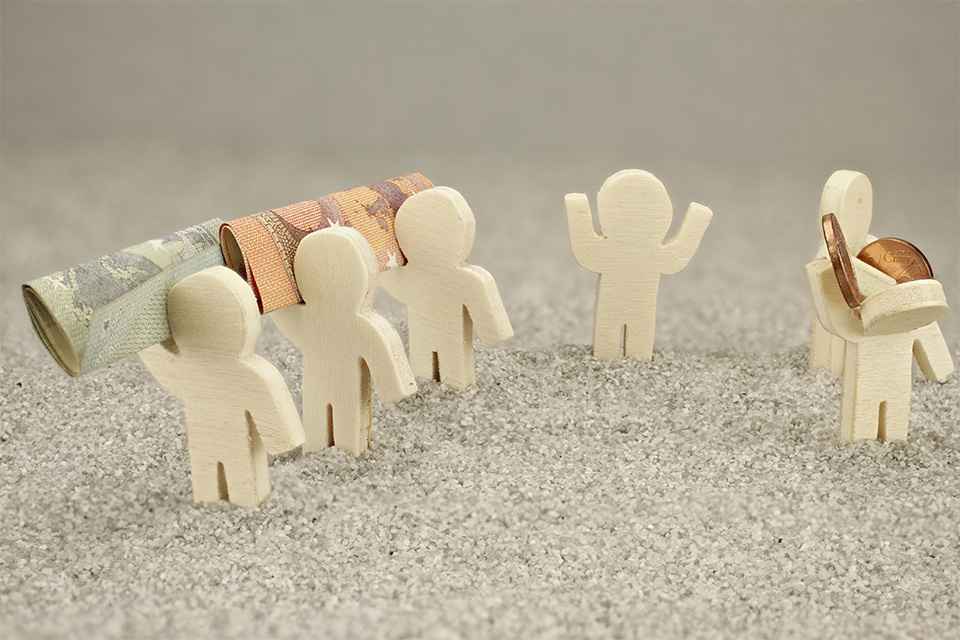 Kleine Figuren mit Geldscheinen und Münzen