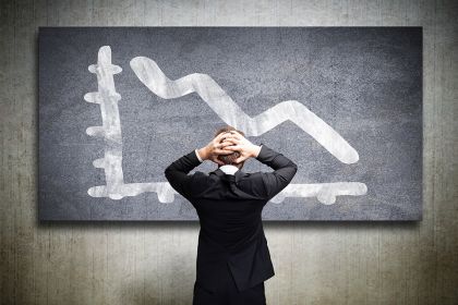 Foto: Person steht vor Tafel