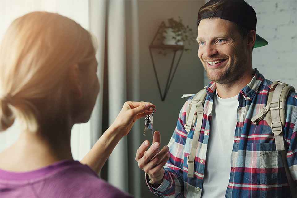 Person erhält Wohnungsschlüssel