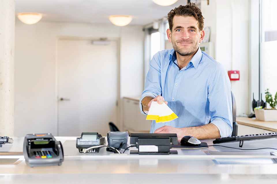 Person mit Gutscheinen