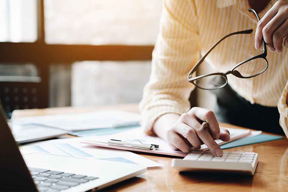 Person berechnet Werte