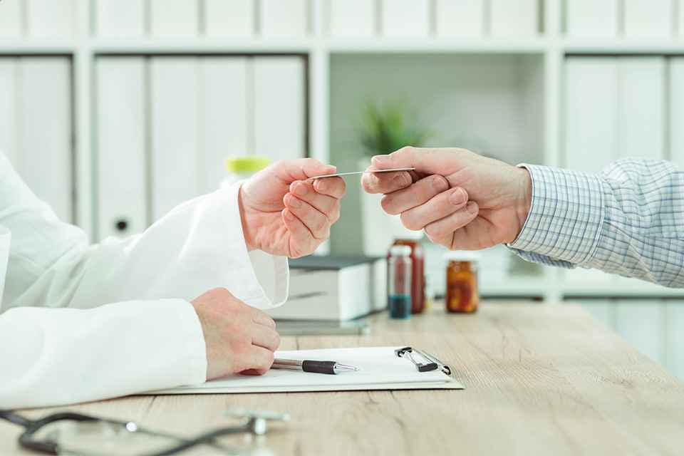 Arzt nimmt die E-Card an